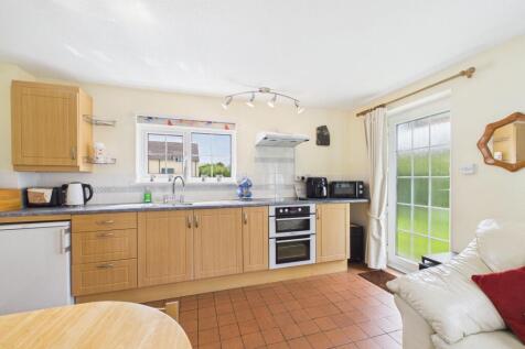 KITCHEN/LIVING AREA