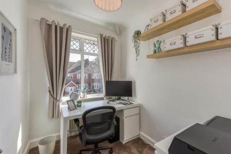 57 Queens Road-bed5.jpg