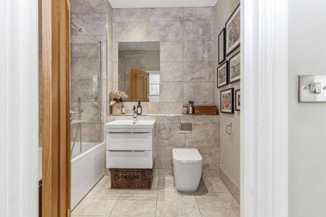 Family Bathroom 1.jpg