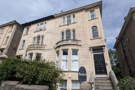 Property Ref 231 - Professional Property - One bedroom available to flat share with current tenant. Please email an enquiry to the office and we will send it to the current tenant to get in touch. Lig