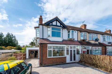 ZERO DEPOSIT AVAILABLE. LONG LET. Offering generous living and entertaining space with modern neutral interiors, this fabulous 3 bedroom house features a large rear garden and off-street parking.