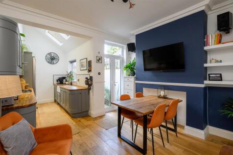 KITCHEN / DINING