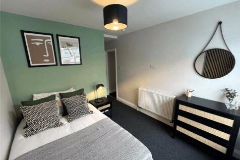 A modern and well-presented three bedroom student property, offered furnished and ideally suited to students studying at the University of Bristol. Providing comfortable and practical accommodation, t