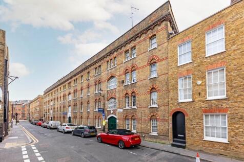 A stylish and bright one double bedroom apartment with plenty of natural light, set within a converted Brewery close to Angel tube station. This property comes with a modern fitted kitchen and tiled b