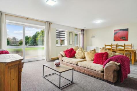LIVING/ DINING AREA