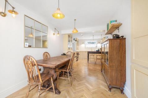 Kitchen Dining (2).JPG