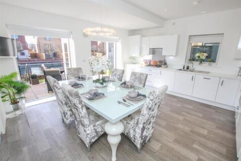 GORGEOUS OPEN PLAN DINING KITCHEN