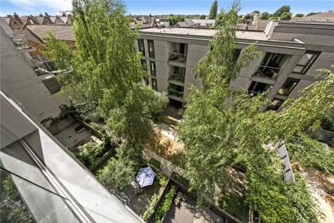 property in Ipsus Building,
4 Balham Hill, SW12