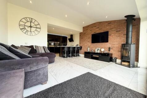 OPEN PLAN FAMILY ROOM