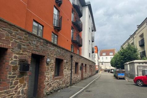**Zero Deposit Available**
*** TWO BEDROOM APARTMENT*** Allen & Harris are pleased to present this two bedroom unfurnished apartment which is located in the modern development of Lawford Mews in St Ph