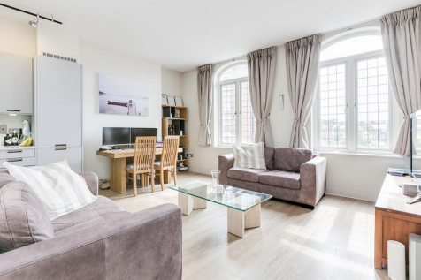 A well-presented one bedroom flat located a short walk away from Parsons Green. Located on the Fulham Road this one bedroom first floor flat is well presented and finished to a good standard. There is