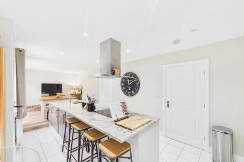 Lower Level High Specification Fitted Kitchen