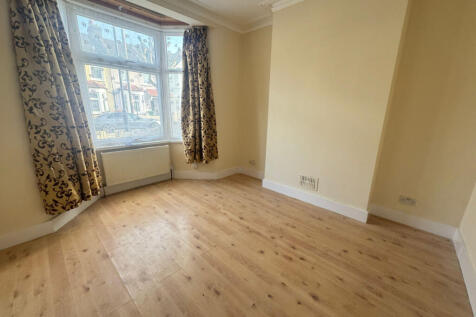 A newly refurbished 4 bedroom house with a spacio