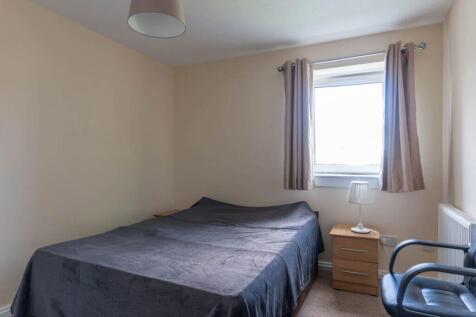 REF: 1467L: WEST PILTON GROVE FLAT SHARE DOUBLE ROOM for let within a fantastic, 4 bedroom, HMO flat located on West Pilton Grove, within a quiet suburban area off the west end of Ferry Road and j