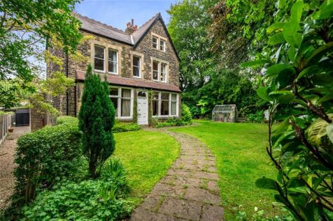 A wonderful much loved family home dating back to around 1880 located within walking distance of the Oakwood Parade and Roundhay Park.