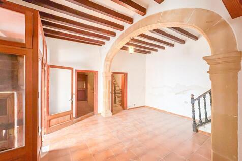 Property with great traditional charm in Pollensa, perfect for renovation and transformation into an elegant manor house with its own unique character.