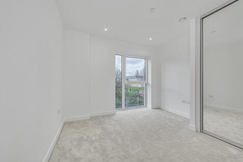 Well-sized bedroom offering flexibility for furniture arrangements