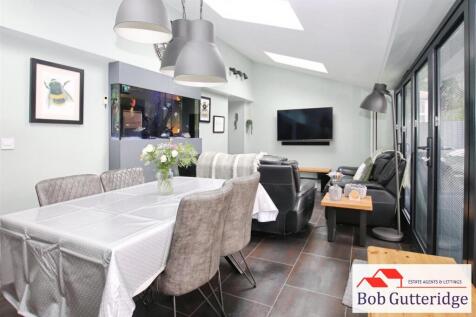 FAMILY ROOM / DINING ROOM