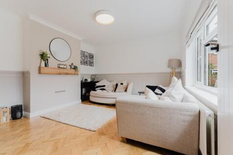 6 Regent Close, Burton Latimer-2.jpg