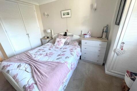 1 Silverwood Cour...