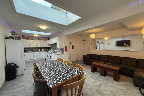 6 Bedroom House in LL57 1YS