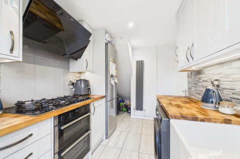 CAM03218G0-PR0831-STILL010