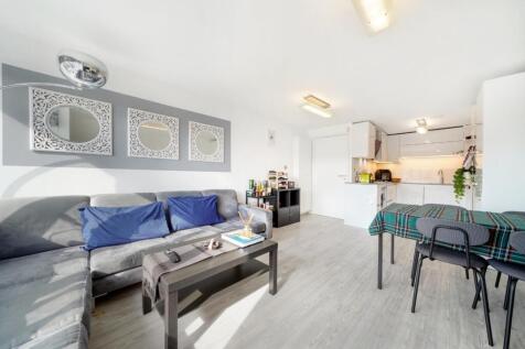 A bright and spacious modern apartment in gated portered development with parking, gym & swimming pool. Located moments away from Marylebone tube station (Bakerloo Line) and easy links to central Lond