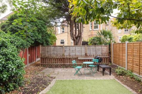 Eastwood Road, E18