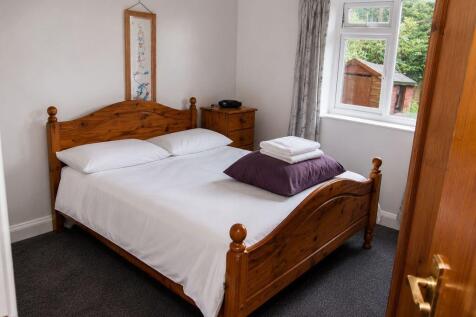 Neptune Homes are delighted to offer this one-bedroom ground floor flat, set within a charming Victorian house conversion and benefiting from a private rear garden. The property comprises a bright and