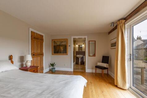 Bedroom 3 to Ensuite Bathroom