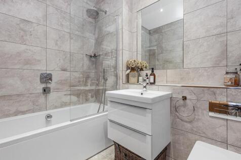 Family Bathroom 3.jpg