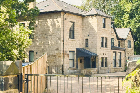 Superb modern apartment in a convenient but but backwater style location - ideal for a professional person/couple!