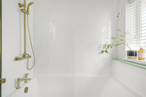 Family Bathroom (2).JPG