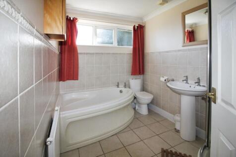 Family bathroom..JPG