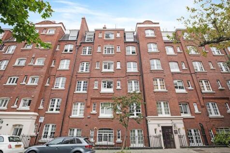 Beautifully designed and extremely well maintained flat in a secure mansion block with a large gated communal courtyard. Perfectly situated in Bloomsbury, it is an 9 minutes walk to KINGS CROSS a 3 mi