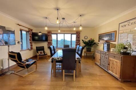 Fron Briallen Dining pic 1.jpg