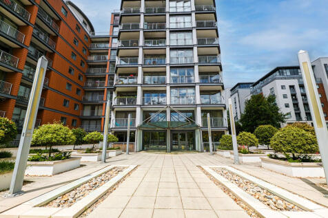 Spacious well presented two bedroom two bathroom apartment situated on the 4th floor of this well-kept gated waterside development just few moments Kew Bridge Station. The apartment provides a spaciou