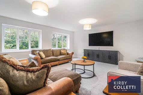 18ft LIVING ROOM
