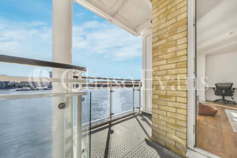 St Davids Square, Is