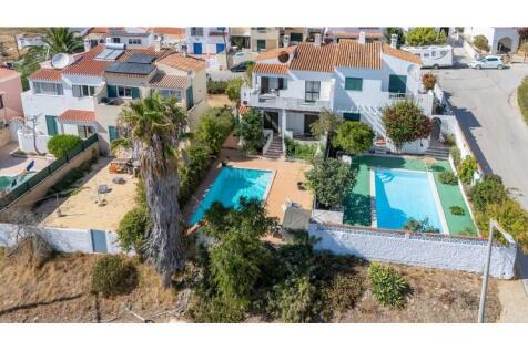 OPPORTUNITY - 4 Bedroom Villa with Pool and Garden in Lagos