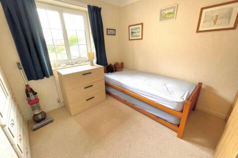 2 Barton Court Be...