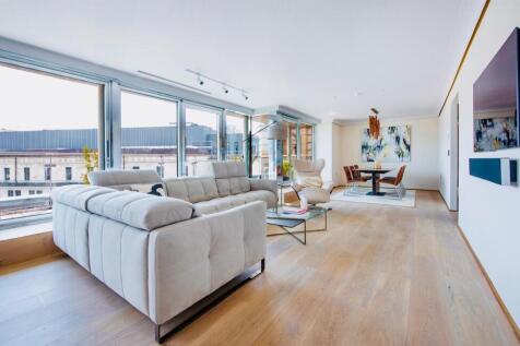 5 bed, 4 bath Apartment in Manchester - Photo 4