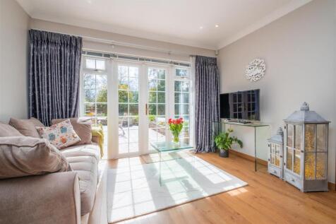 Kitchen /breakfast  - lounge area