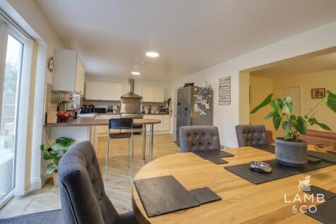 KITCHEN/DINING ROOM