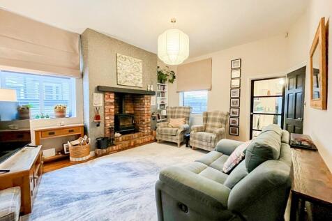 Living Room / Fifth Bedroom