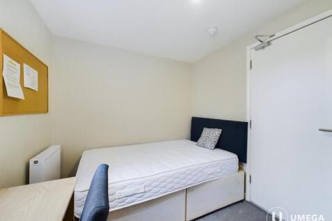 Fancy a 5 minute walk to uni or the library? Then look no further! This en-suite double bedroom in a 14-bed student accommodation building with all bills included is perfect for you! Available: 27/07/