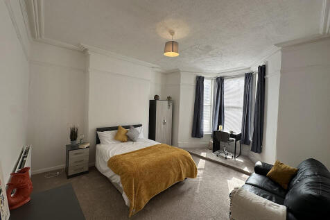 5 Bedroom House in PL4 8NF