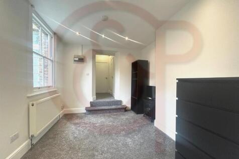 Garden flat with one bedroom within easy access to all the shopping and dining amenities of Acton High Street, Chiswick High Road and Westfield Shopping Centre. The property comprises a bright recepti