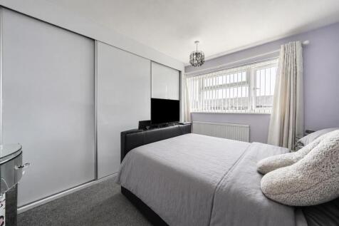 Front Bedroom. .jpg
