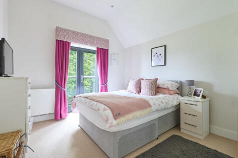 7 Hill Farm View ...